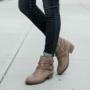 SO Basking Ankle Boots, Buckle Accent, Women’s 7M, Taupe